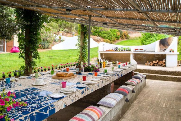 https___blogs-images.forbes.com_joanneshurvell_files_2018_05_Beach-RetreatBarbecue - Copy