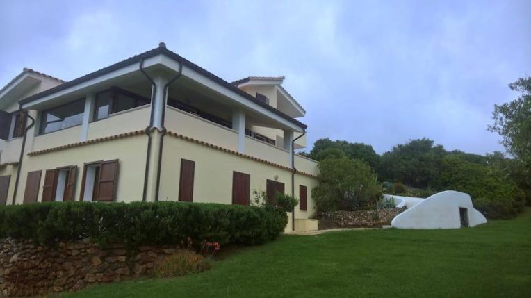 https___blogs-images.forbes.com_joanneshurvell_files_2018_05_VillaFigusPaulAllen